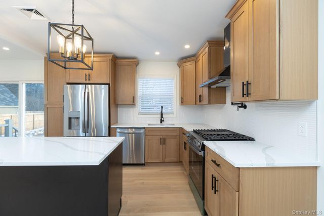 28 Locust, Bayport, NY 11705