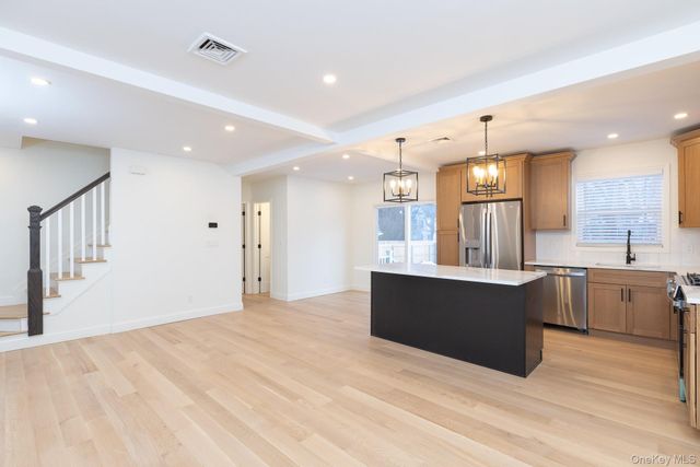 28 Locust, Bayport, NY 11705