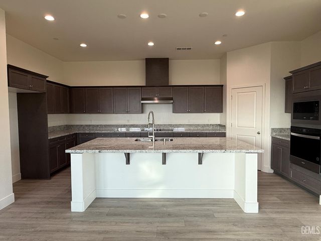 6702 Wanderer Way, Bakersfield, CA 93314