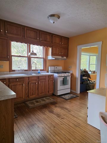 403 East Road, Holly Village, MI 48442