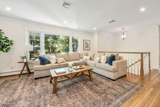 440 Yuhas Dr, Paramus Boro, NJ 07652