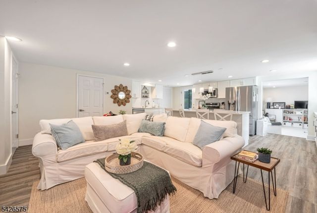 440 Yuhas Dr, Paramus Boro, NJ 07652