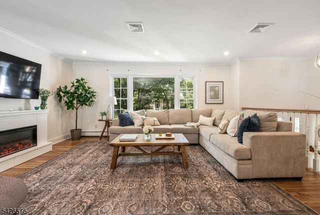 440 Yuhas Dr, Paramus Boro, NJ 07652