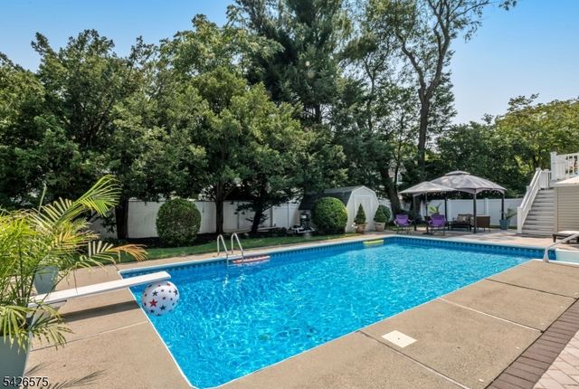 440 Yuhas Dr, Paramus Boro, NJ 07652