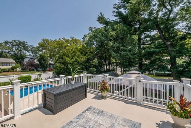 440 Yuhas Dr, Paramus Boro, NJ 07652