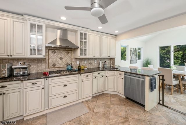 440 Yuhas Dr, Paramus Boro, NJ 07652