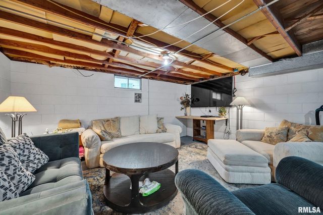 1004 SPRINGFIELD Road, East Peoria, IL 61611