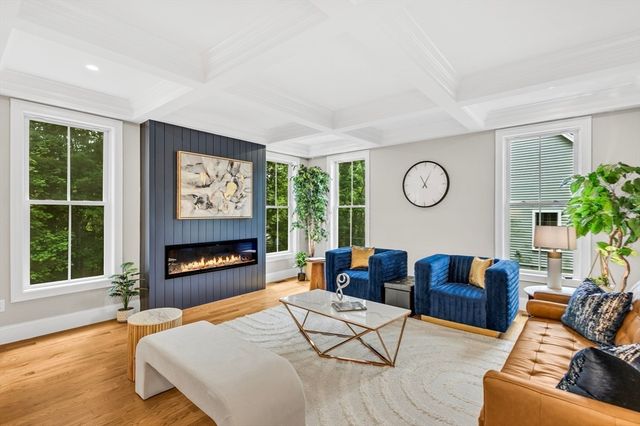 3 Oak Meadow Cir, Shrewsbury, MA 01545
