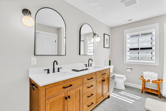 3 Oak Meadow Cir, Shrewsbury, MA 01545