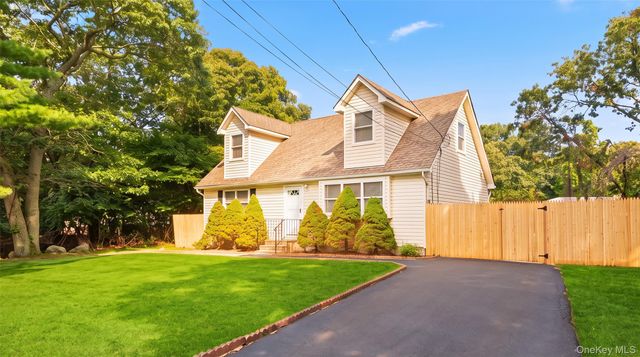 35 Cedar Lane, Medford, NY 11763