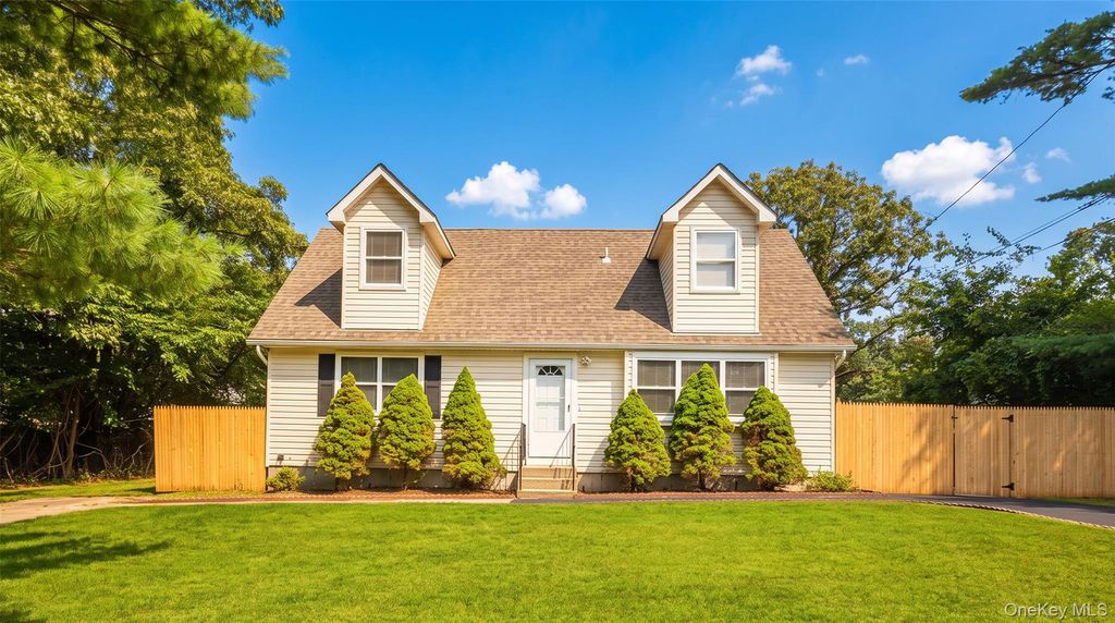 35 Cedar Lane, Medford, NY 11763