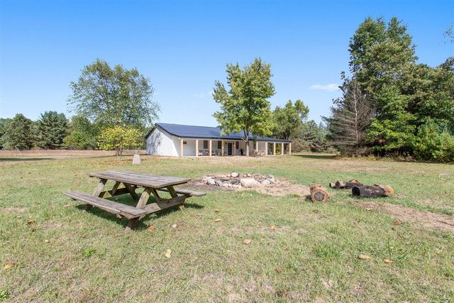 7924 S Beech Avenue, Howard City, MI 49329