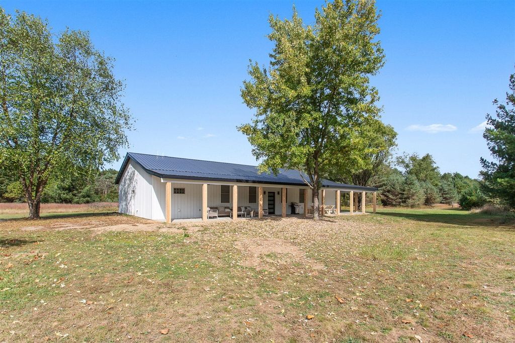7924 S Beech Avenue, Howard City, MI 49329