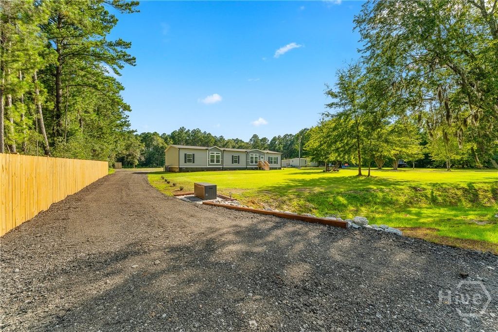 Image 5 of property listing at 302 Middleton Road, Guyton, GA 31312