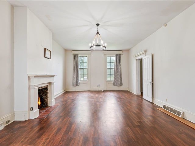 4804 NORTHWEST Boulevard, Davenport, IA 52806