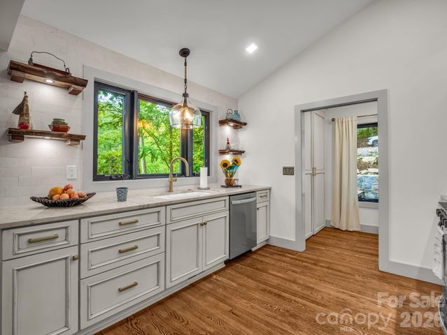 1821 Bearwallow Mountain Road, Hendersonville, NC 28792