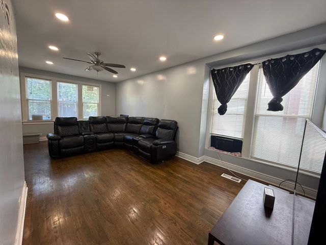 7931 S Muskegon Avenue, Chicago, IL 60617