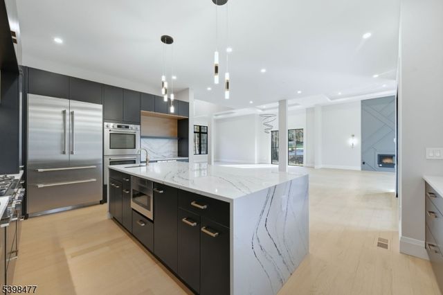 121 Engle St, Cresskill Boro, NJ 07626