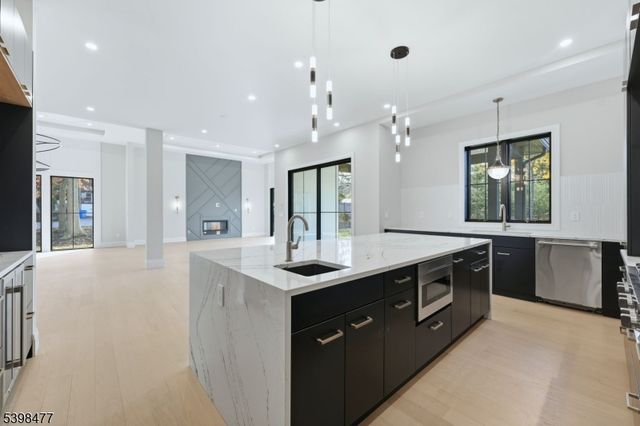 121 Engle St, Cresskill Boro, NJ 07626