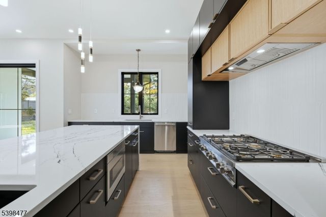 121 Engle St, Cresskill Boro, NJ 07626