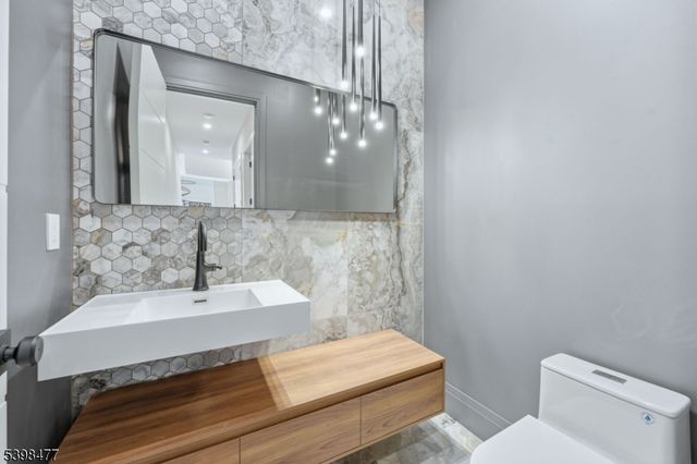 121 Engle St, Cresskill Boro, NJ 07626