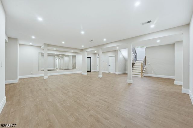 121 Engle St, Cresskill Boro, NJ 07626