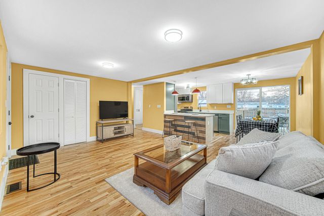 81 Lincoln Avenue, Hobart, IN 46342