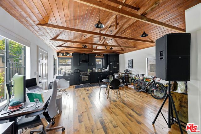526 Victoria Avenue, Los Angeles, CA 90291