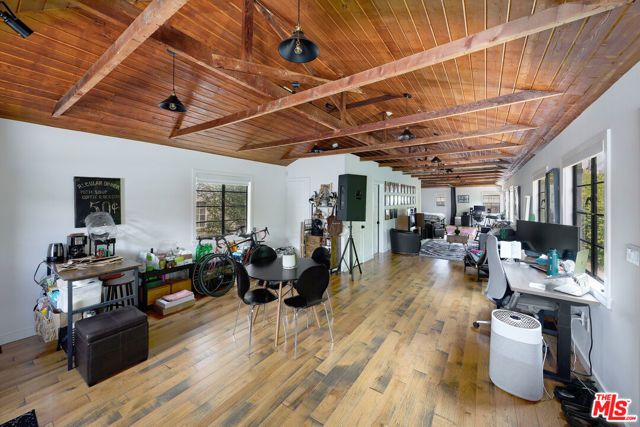 526 Victoria Avenue, Los Angeles, CA 90291