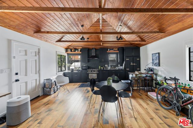 526 Victoria Avenue, Los Angeles, CA 90291
