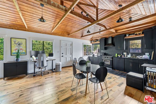 526 Victoria Avenue, Los Angeles, CA 90291