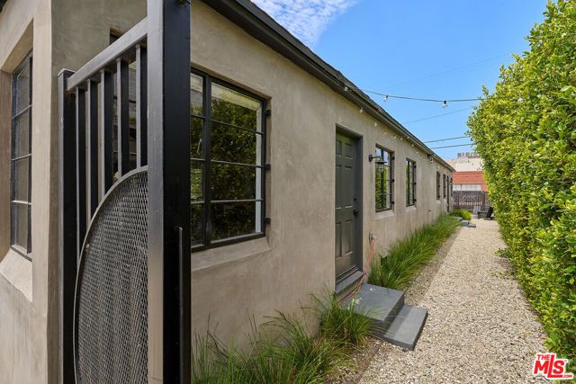 526 Victoria Avenue, Los Angeles, CA 90291