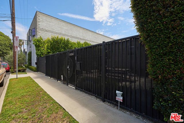 526 Victoria Avenue, Los Angeles, CA 90291