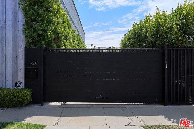 526 Victoria Avenue, Los Angeles, CA 90291