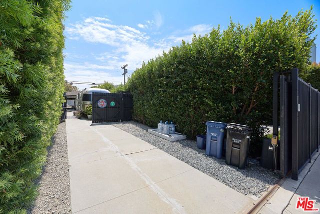 526 Victoria Avenue, Los Angeles, CA 90291