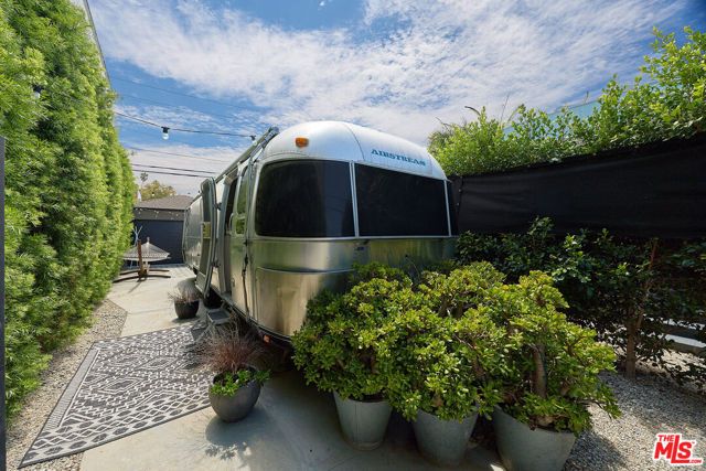 526 Victoria Avenue, Los Angeles, CA 90291