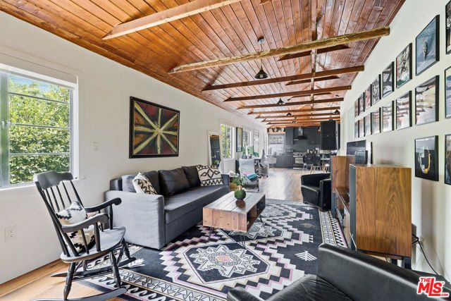 526 Victoria Avenue, Los Angeles, CA 90291