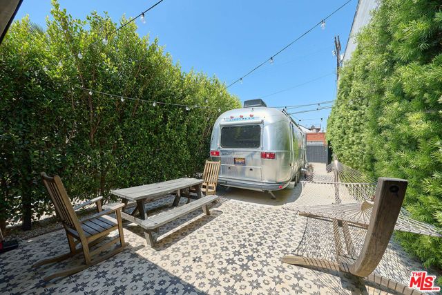 526 Victoria Avenue, Los Angeles, CA 90291