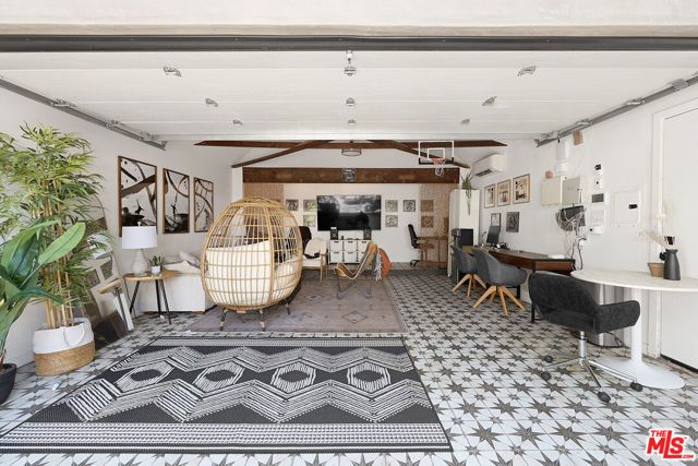526 Victoria Avenue, Los Angeles, CA 90291
