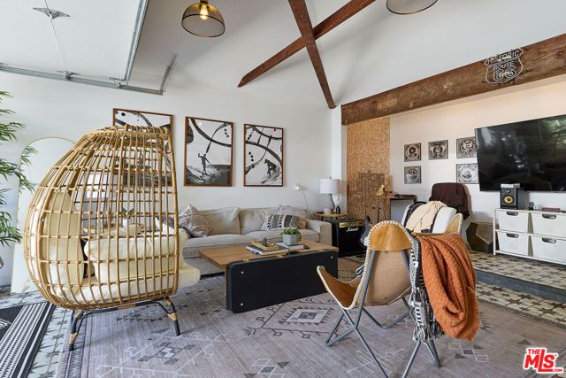 526 Victoria Avenue, Los Angeles, CA 90291