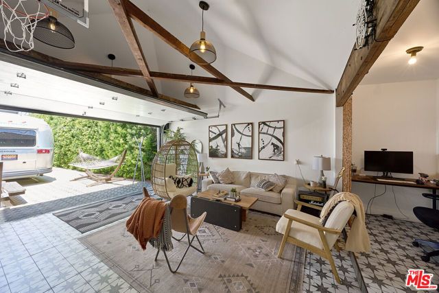 526 Victoria Avenue, Los Angeles, CA 90291