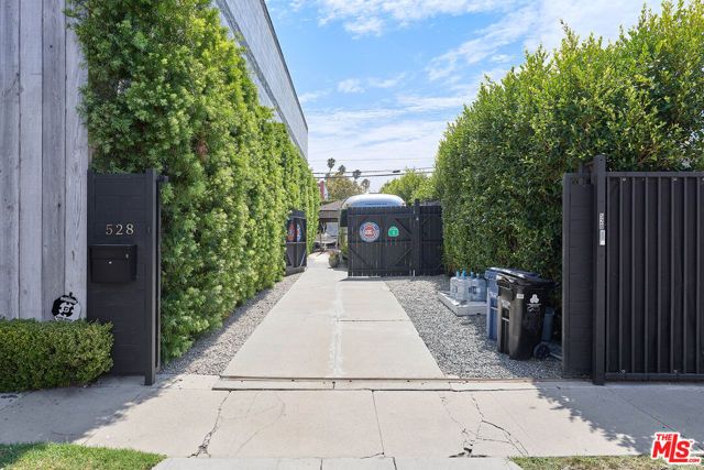 526 Victoria Avenue, Los Angeles, CA 90291