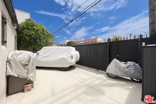 526 Victoria Avenue, Los Angeles, CA 90291
