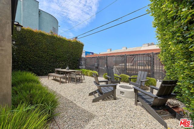 526 Victoria Avenue, Los Angeles, CA 90291