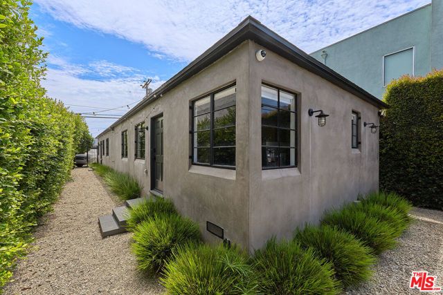 526 Victoria Avenue, Los Angeles, CA 90291
