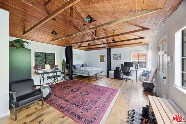 526 Victoria Avenue, Los Angeles, CA 90291