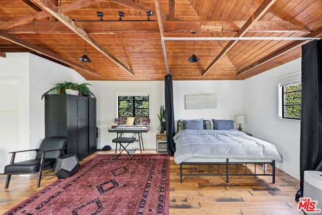 526 Victoria Avenue, Los Angeles, CA 90291