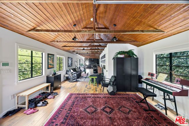 526 Victoria Avenue, Los Angeles, CA 90291