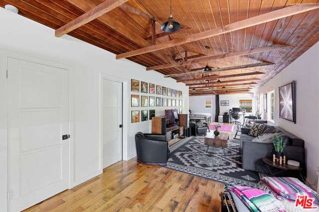 526 Victoria Avenue, Los Angeles, CA 90291
