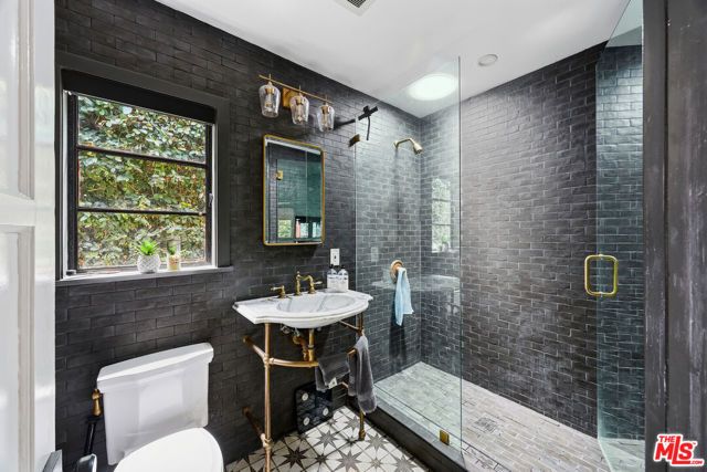 526 Victoria Avenue, Los Angeles, CA 90291